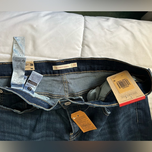 NWT Women’s Levi’s mid length shorts size 12 - Picture 3 of 3